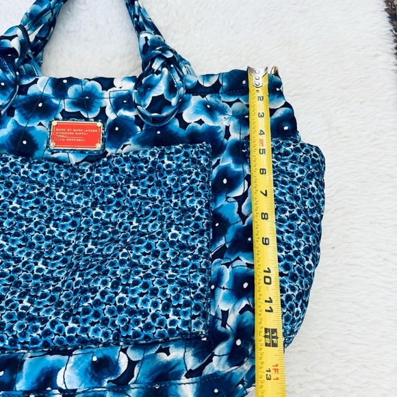 Marc by Marc Jacobs Floral Blue/White Tote Bag w/ mat & straps - Picture 10 of 16